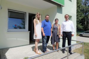 VTTNetz-Team zu Besuch in Greifswald, von links: Julia Bruns, Thomas Schatz, Birgit Apfelbaum ließen sich von Technikberater André Huysmann die Smarte Wohnung in Greifswald zeigen.