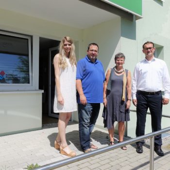 VTTNetz-Team zu Besuch in Greifswald, von links: Julia Bruns, Thomas Schatz, Birgit Apfelbaum ließen sich von Technikberater André Huysmann die Smarte Wohnung in Greifswald zeigen.