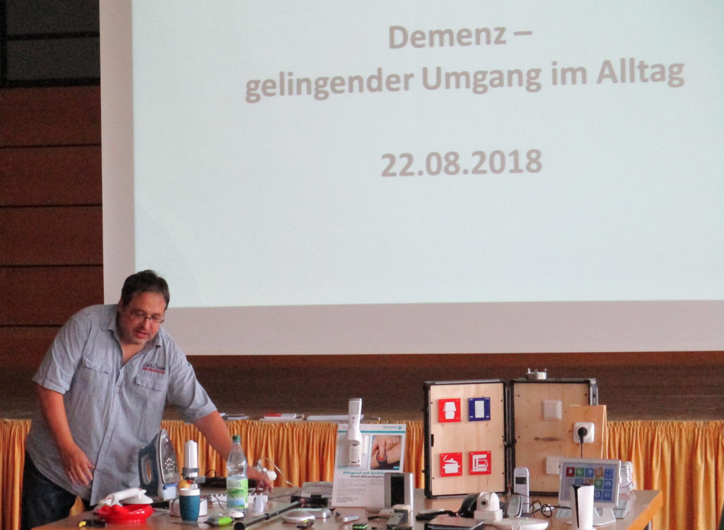 Thomas Schatz bei seinem Vortrag über technische Unterstützung für Demenzerkrankte in Meiningen.