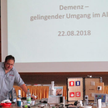 Thomas Schatz bei seinem Vortrag über technische Unterstützung für Demenzerkrankte in Meiningen.