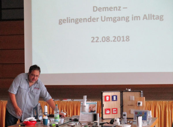 Thomas Schatz bei seinem Vortrag über technische Unterstützung für Demenzerkrankte in Meiningen.