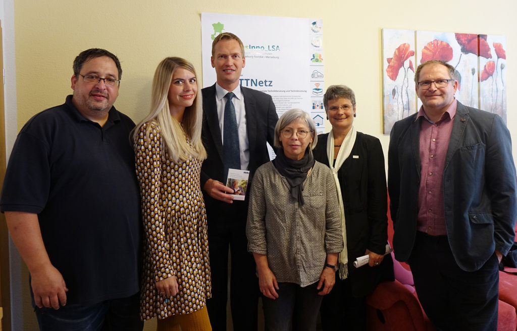 Eröffnung der TAKSI-Zentrale, von links: Thomas Schatz und Julia Bruns vom Hochschulprojekt VTTNetz, WWG-Vorstand André Vollmer, die Leiterin des Frauenzentrums Wernigerode Irmtraud Blume, VTTNetz-Projektleiterin Professorin Dr. Birgit Apfelbaum und WWG-Vorstand Christian Linde haben am Dienstag die TAKSI-Zentrale in der Kopnerikusstraße 8 in Wernigerode eröffnet. In der altersgerechten Musterwohnung können sich Ältere zu Fragen rund um Smartphone, Internet und dem Einsatz von technischen Geräten zum komfortablen Wohnen beraten lassen. Die erste Beratung wird am Montag, 22. Oktober, von 14 bis 16.30 Uhr angeboten (Anmeldung unter 0172-3464194). Foto: Sophie Reinhold/HS Harz