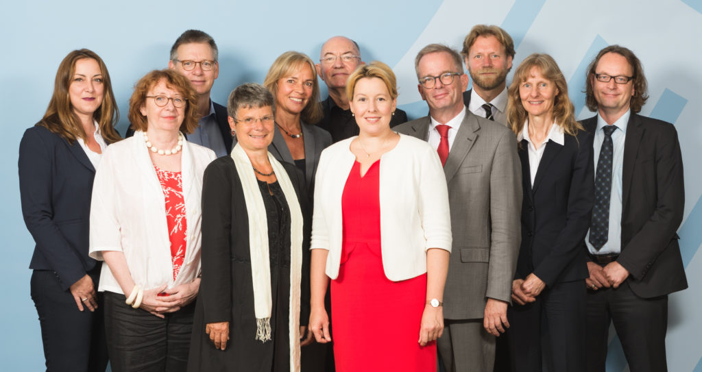 Professorin Dr. Birgit Apfelbaum ist von Dr. Franziska Giffey, der Bundesministerin für Familie, Senioren, Frauen und Jugend (BMFSFJ), in die Kommission für den Achten Altersbericht der Bundesregierung „Ältere Menschen und Digitalisierung“ berufen worden.