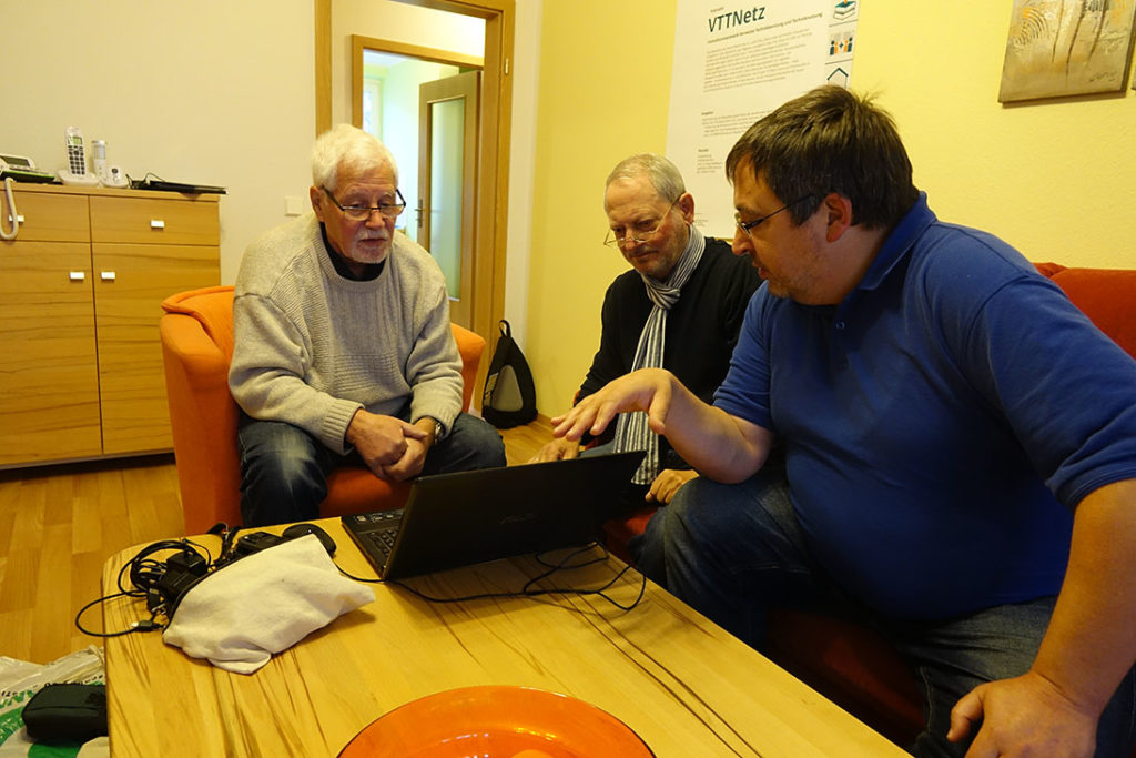 Rolf-Hartmut Dörge (Mitte) und Thomas Schatz (rechts) bei der Beratung im Real-Labor für Technikakzeptanz und Soziale Innovation, Kopernikusstraße 8 in Wernigerode.