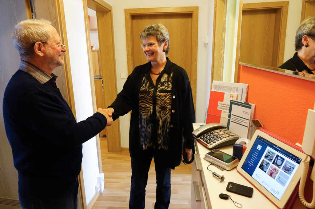 Birgit Apfelbaum, Projektleiterin von VTTNetz, begrüßt Rolf-Hartmut Dörge, den ersten ehrenamtlichen Senioren-Technik-Berater in Wernigerode.