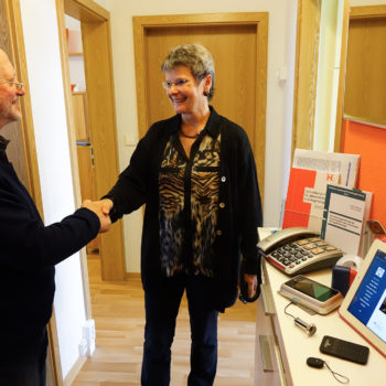 Birgit Apfelbaum, Projektleiterin von VTTNetz, begrüßt Rolf-Hartmut Dörge, den ersten ehrenamtlichen Senioren-Technik-Berater in Wernigerode.