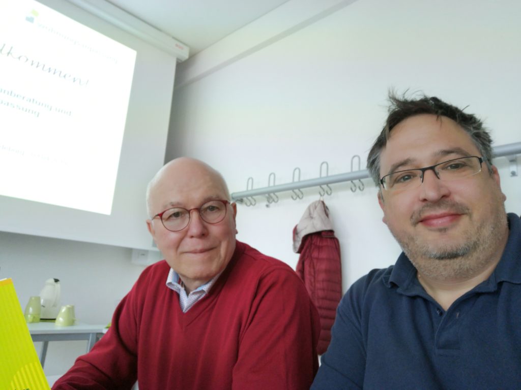 Eberharfd Toepfer (links) und Thomas Schatz nehmen an einer Schulung zum Wohnberater in Magdeburg teil.