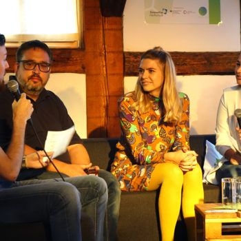 VTTNetz-Kollegen Thomas Schatz und Julia Bruns stellten sich dem Fragen der Journalistikstudenten Cara Buchhorn (rechts) und Jonas Hinrichs in der Remise in Wernigerode. Es war der erste Science Talk in Wernigerode.