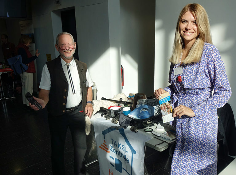 Rolf Dörge von der Wernigeröder Seniorenvertretung und Julia Bruns vom Projekt VTTNetz präsentierten allerhand Nützliches für Ältere auf Reisen.