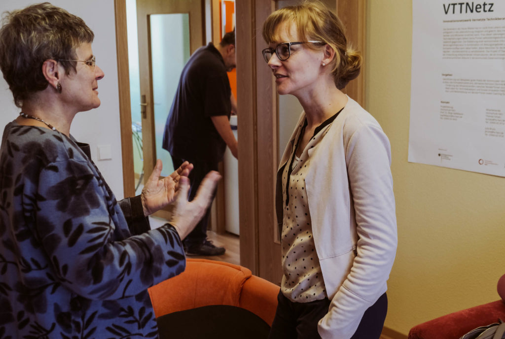 Projektleiterin Birgit Apfelbaum (links) und Isabell Koch im Gespräch im Reallabor für Technikakzeptanz und Soziale Innovation in Wernigerode.