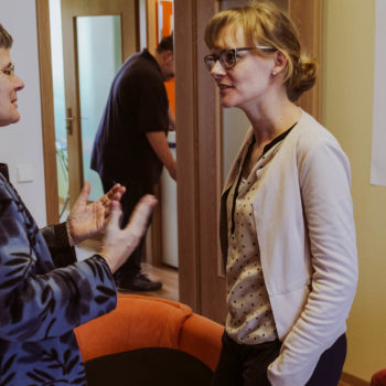 Projektleiterin Birgit Apfelbaum (links) und Isabell Koch im Gespräch im Reallabor für Technikakzeptanz und Soziale Innovation in Wernigerode.