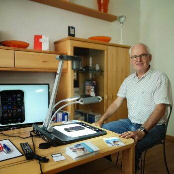 Klaus Jacobs beim Besuch in der TAKSI-Zentrale des Projektes VTTNetz.