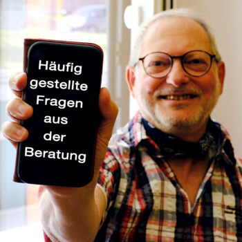 Rolf Dörge ist ehrenamtlicher Technikbotschafter in der TAKSI-Zentrale in Wernigerode