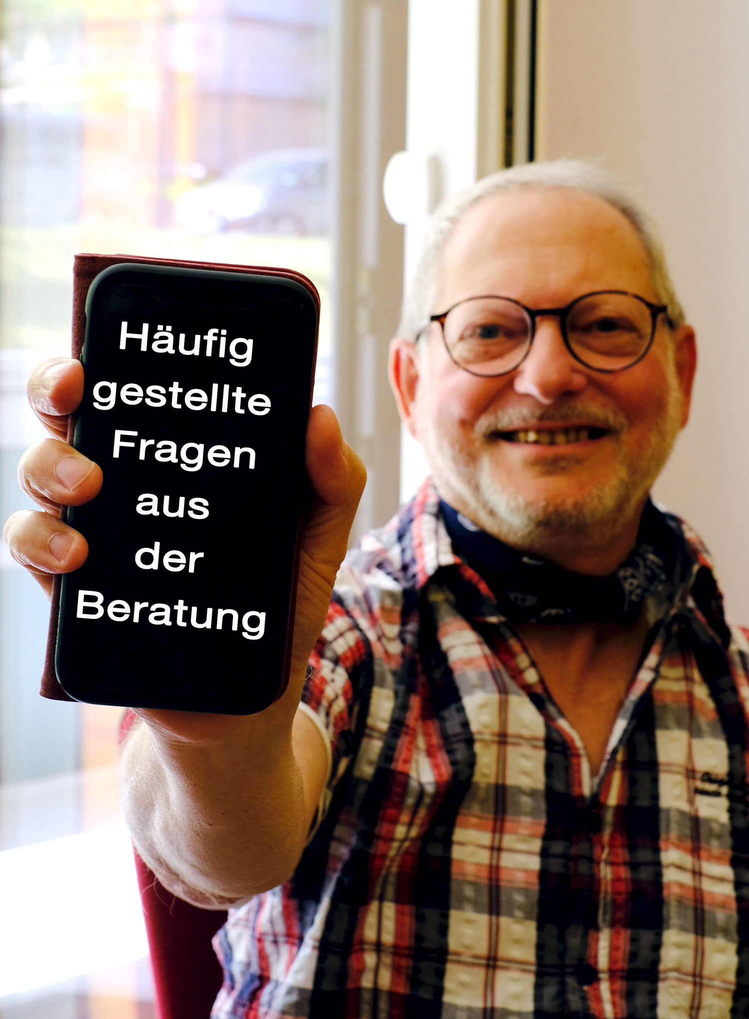 Rolf Dörge ist ehrenamtlicher Technikbotschafter in der TAKSI-Zentrale in Wernigerode